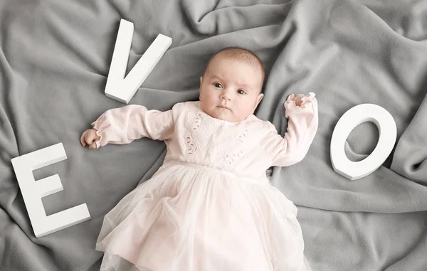 Bébé mignon avec différentes lettres — Photo