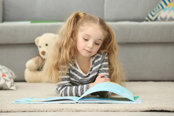 Klein meisje leesboek — Stockfoto
