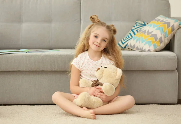 Маленька дівчинка тримає плюшевого ведмедя — стокове фото