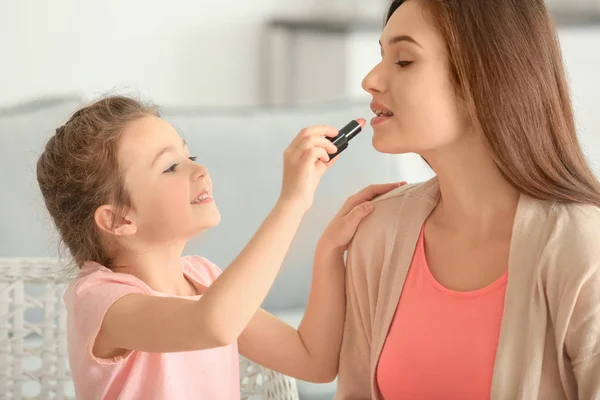 Menina fazendo-se mãe — Fotografia de Stock