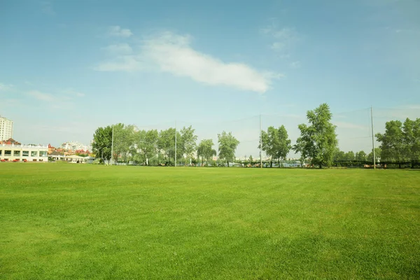 Landskap med stora golfbana på solig dag — Stockfoto