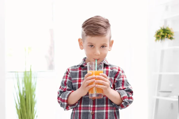 可爱的小男孩在家里喝果汁 — 图库照片