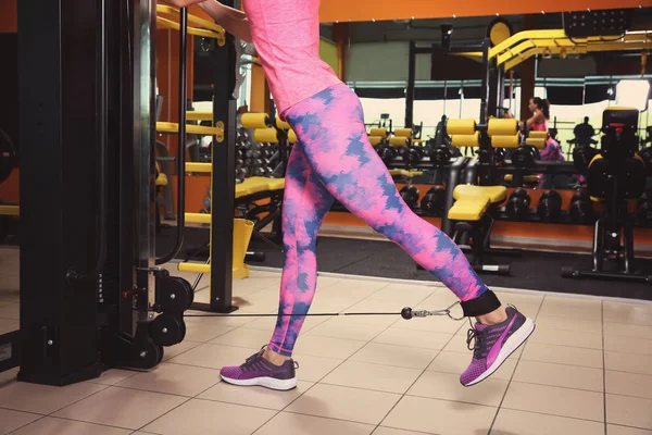 Mujer piernas de entrenamiento en el gimnasio — Foto de Stock