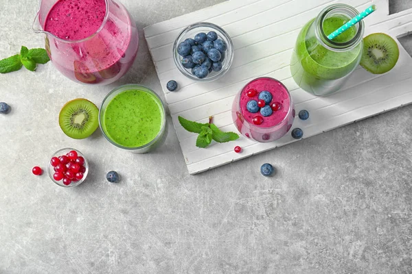 Frisse yoghurt smoothie met bessen en kiwi op Lichttafel — Stockfoto