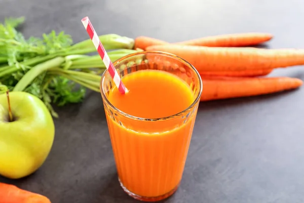 Сок со свежей морковью — стоковое фото