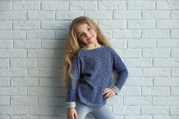 Menina pequena com cabelo comprido — Fotografia de Stock