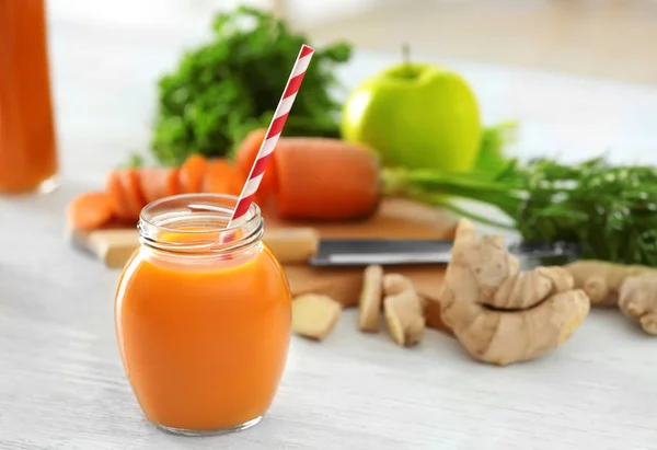 Glas frischen Karottensaft — Stockfoto