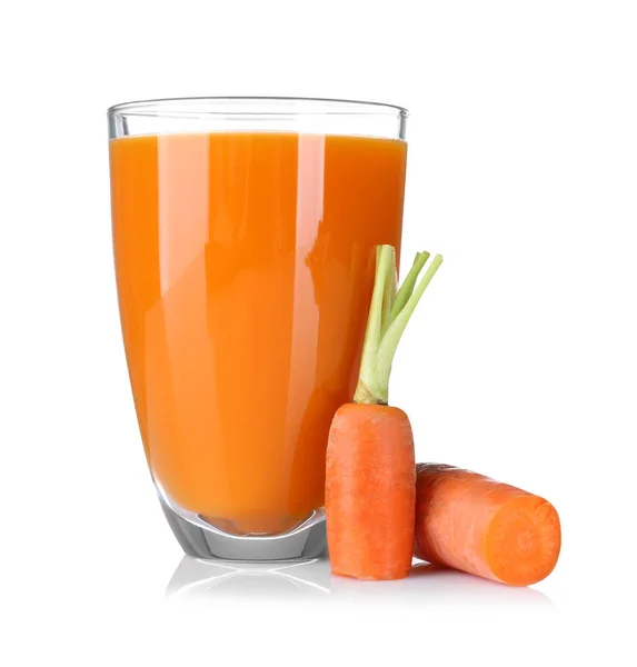 Vetro di succo di carota su bianco — Foto Stock