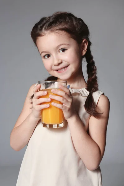 Menina bonito com copo de suco — Fotografia de Stock