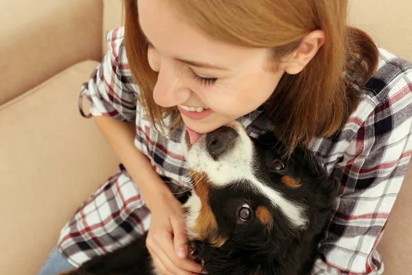 Genç kadın ile şirin komik köpek — Stok fotoğraf