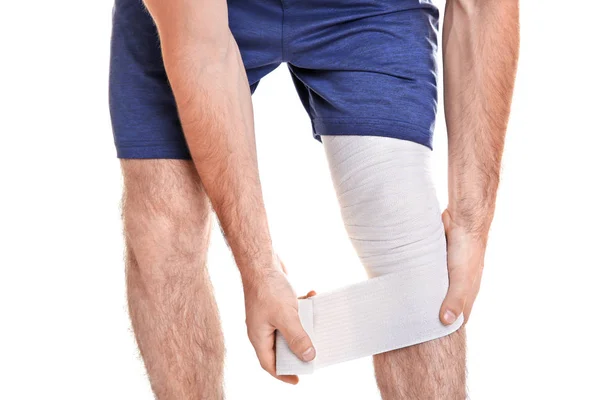 Homme appliquant un bandage sur la jambe — Photo