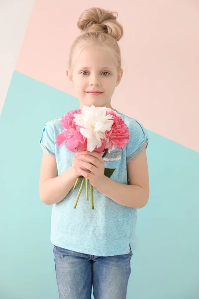 Mädchen mit Blumenstrauß — Stockfoto