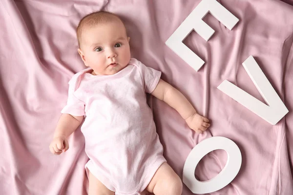 Bebê bonito com letras diferentes — Fotografia de Stock