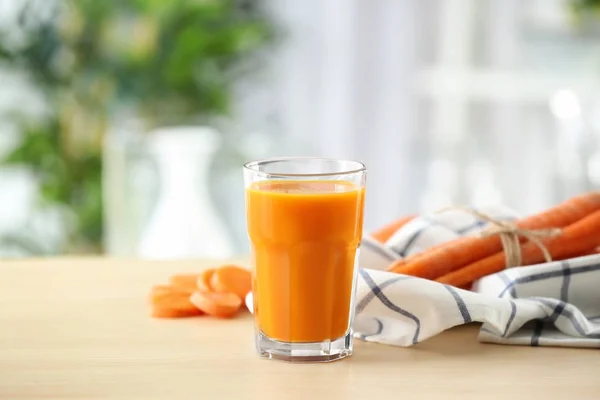 Glas färsk morotsjuice — Stockfoto