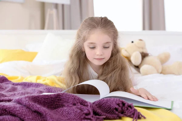 Klein meisje leesboek — Stockfoto