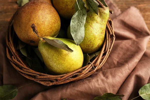 Green pears in a basket — Stock Photo, Image