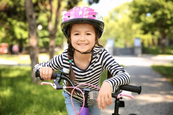 Schattig klein meisje met fiets — Stockfoto