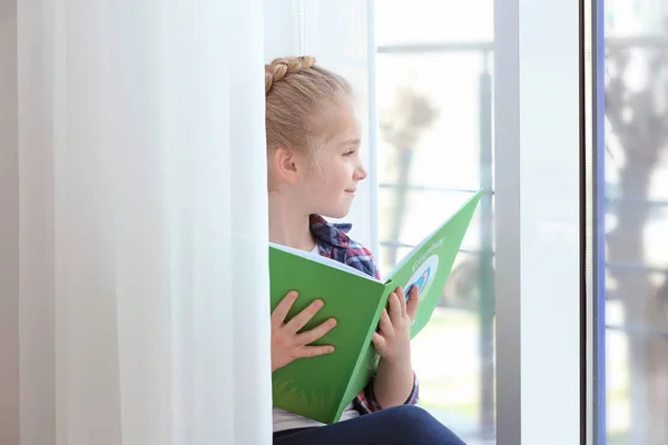 Linda niña con libro — Foto de Stock