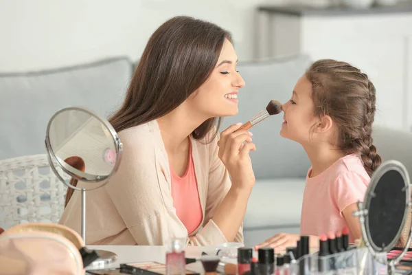 Mulher fazendo-se filha — Fotografia de Stock