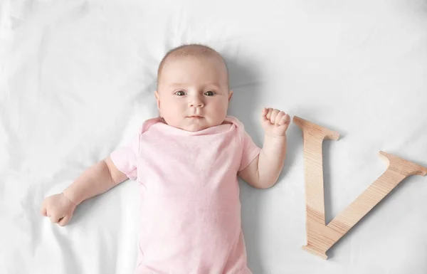 Bébé mignon avec lettre — Photo