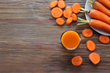 Bardak havuç suyu dilimleri ile 