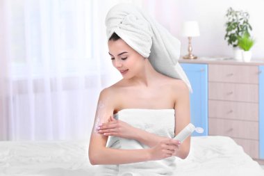 kadın banyo krem uygulandıktan sonra 