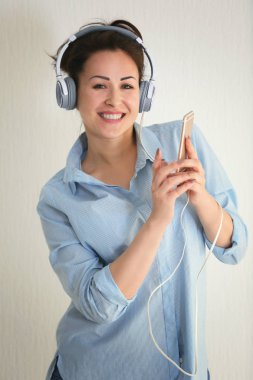 Güzel bir kadın müzik dinliyor. 