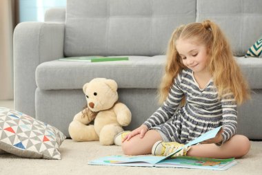 Küçük kız okuma kitabı 