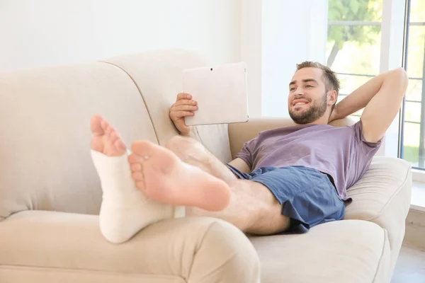 Adam bandajlı bacak ile — Stok fotoğraf
