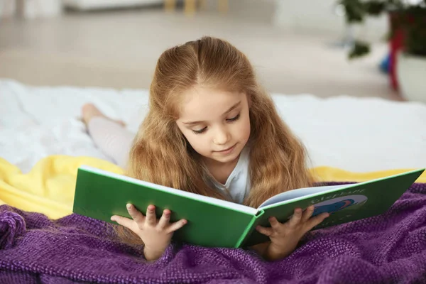 Pequeña niña lectura libro — Foto de Stock