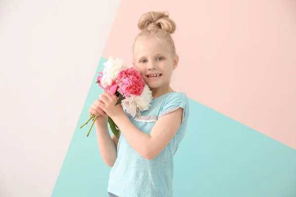 꽃의 부케와 소녀 — 스톡 사진