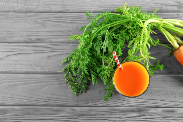 Saft mit frischen Karotten — Stockfoto