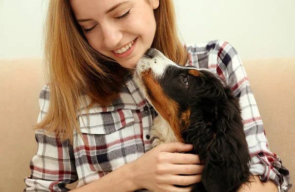 Mujer joven con lindo perro divertido — Foto de Stock