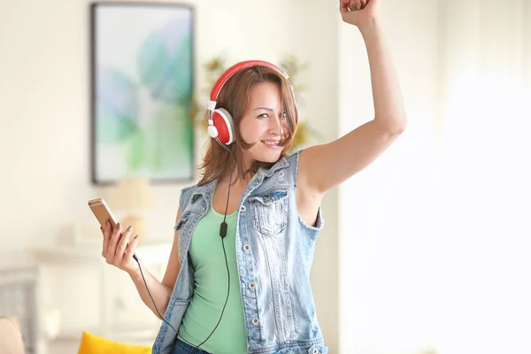 Mulher bonita ouvindo música — Fotografia de Stock