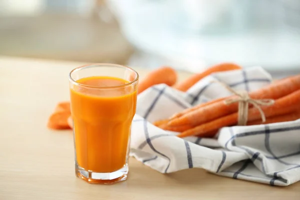 Glas färsk morotsjuice — Stockfoto