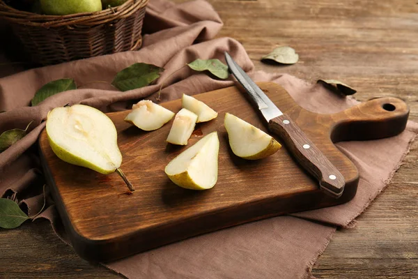 Sliced pear on board — Stock Photo, Image