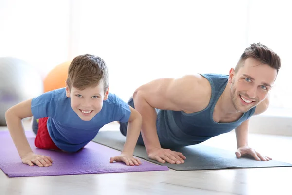 Tata și fiul în sala de gimnastică — Fotografie, imagine de stoc