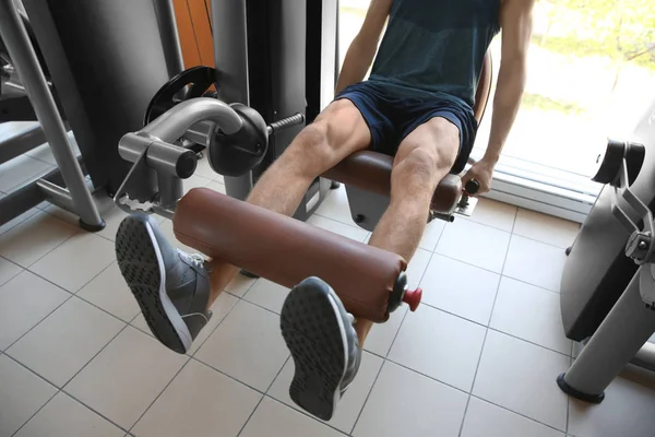 Sporty tineri de formare picioare în sala de gimnastică — Fotografie, imagine de stoc