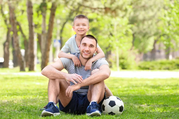 Padre e hijo con balón de fútbol —  Fotos de Stock