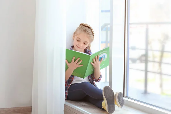 Pequeña niña lectura libro — Foto de Stock