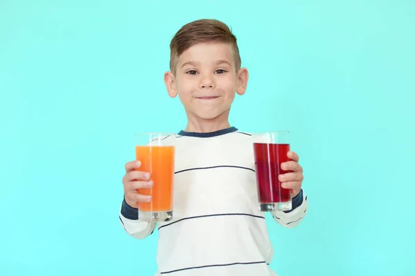 Söt liten pojke med glasögon saft på färgbakgrund — Stockfoto