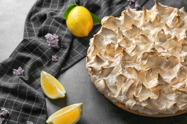 Lezzetli limon beze pasta ve karanlık tablo, closeup peçeteye