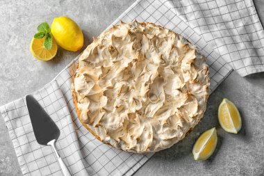 Lezzetli limon beze pasta gri tablo ile kompozisyon