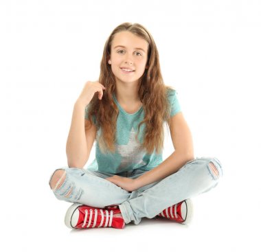 Sevimli genç kız beyaz arka plan üzerinde