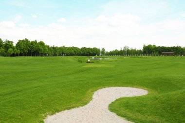 Yaz günü üzerinde büyük golf sahası ile manzara