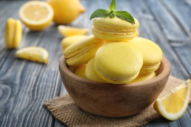 Ahşap kase lezzetli limon macarons ahşap tablo, closeup ile