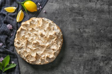 Lezzetli limonlu kremalı pasta ve koyu masa.