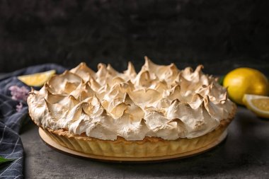 Karanlık tablo, closeup lezzetli limon beze pasta