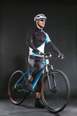 bisikletçi bisiklet ile