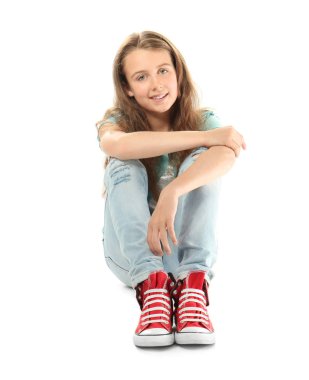 Sevimli genç kız beyaz arka plan üzerinde